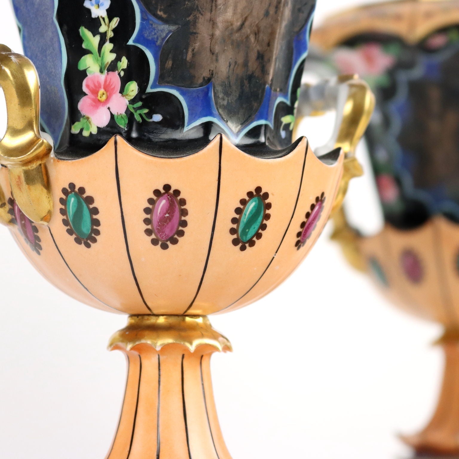 Vasi Liberty in Porcellana: Eleganza Floreale e Collezionismo d’Epoca
